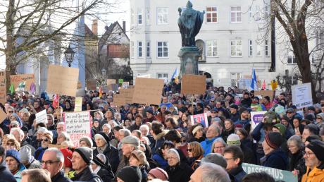 Etwa 1300 Menschen haben im Januar in Dillingen gegen Rechtsextremismus und für Menschlichkeit demonstriert. Am Sonntag, 2. Juni, wird es erneut eine Kundgebung in der Kreisstadt geben. 