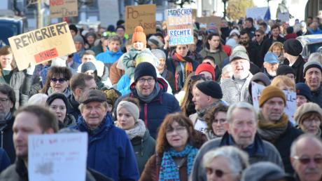 1300 Menschen haben vergangenes Wochenende in Dillingen gegen Rechtsextremismus protestiert. Am Sonntag findet in Nördlingen eine Demo statt.