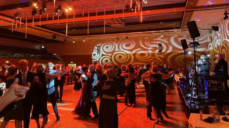Über 450 Tanzbegeisterte haben beim 50. Galaball der Margerite des Roten Kreuzes Aichach-Friedberg das Tanzbein zur flotten Musik der Klaus Hörmann Band geschwungen.