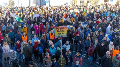 Tausende Menschen demonstrierten in Friedberg friedlich gegen Rechtsextremismus. Jetzt ruft auch Mering zu einer Kundgebung auf. 