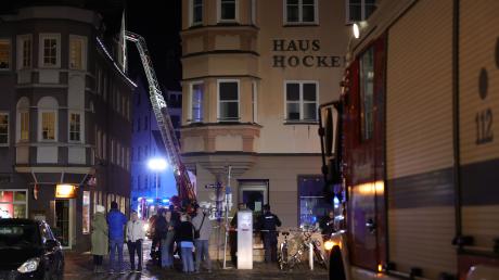 Brand  Gebäude in der Pfladergasse in der Altstadt Augsburg. Feuerwehr. Polizei. Bild: Michael Hochgemuth