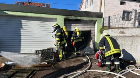 Die Feuerwehren aus Riedlingen und Donauwörth löschten den Brand, der in einer Garage ausgebrochen war.