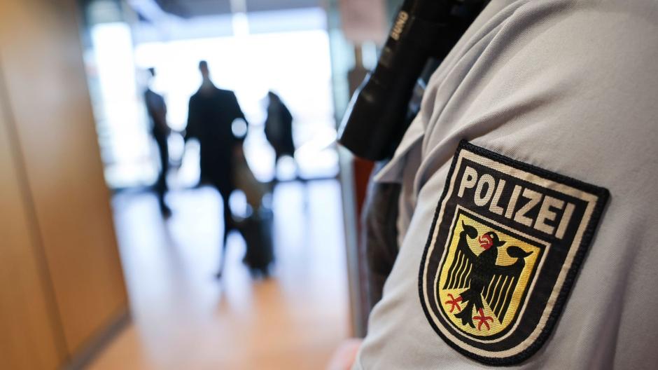 ie Bundespolizei berichtet von einer sexuellen Belästigung, die sich auf der Zugfahrt von Augsburg nach Bobingen zugetragen hat.
