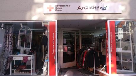 Der BRK Kleiderladen "Anziehend" in der Ludwigstraße 2 hat montags bis  freitags von 9 bis 12.30 Uhr und von 14.30 bis 18 Uhr, samstags von 9 bis 
12.30 Uhr geöffnet und verkauft Second Hand Kleidung zu günstigen Preisen.
