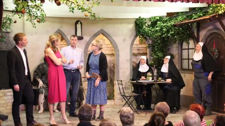 Die Theatergruppe Rott führt gerade ein Stück auf, das in einem Kloster spielen soll.