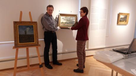 Sammler Andreas Gerritzen übergibt ein Werk von Camille Corot an Museumsleiterin Helga Gutbrod. Links im Bild: "Landschaft – Studie mit Heidekraut und Ginster" von Constant Troyon.