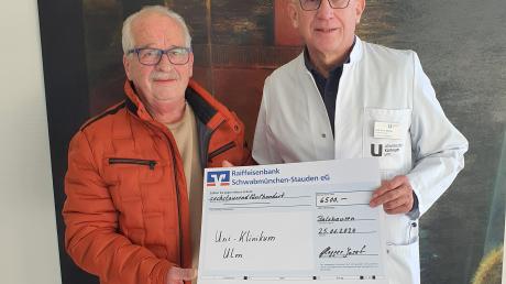 Die Rekordsumme von 6500 Euro als Erlös seiner Weihnachtsschau überreichte Josef Glogger (links) an Professor  Dr. Hartmut Döhner von der Uni-Klinik Ulm. Das Geld wir für Leukämie- und Krebsforschung verwendet. 