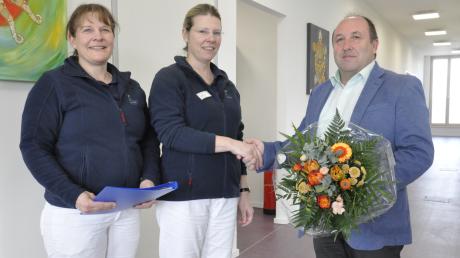 Mit Dr. Lucia Laszlo (Mitte) verstärkt eine weitere Medizinerin die Hausarzt-Praxis in Buchdorf, die Dr. Rita Mallison seit Mitte vergangenen Jahres betreibt. Bürgermeister Walter Grob begrüßte die Verstärkung mit einem Blumenstrauß.