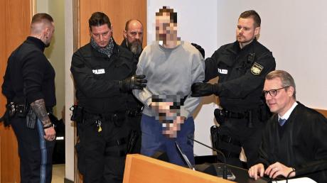 Sebastian S. soll einem Mitgefangenen ein Messer in den Hals gerammt haben. Der Prozess gegen ihn in Augsburg steht nun vor dem Abschluss.