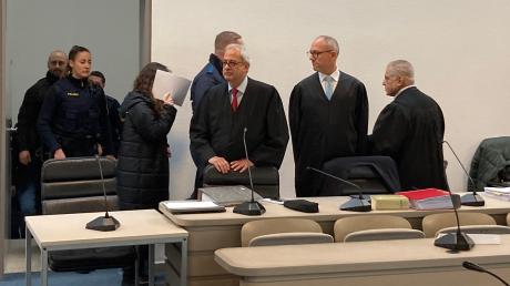 Die Angeklagte betritt den Saal im Doppelgängerinnen-Mordprozess am Landgericht Ingolstadt.