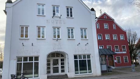 Der Schriftzug Falk Metzgerei und auch das Wort Hotel sind noch gut auf der Fassade des Gebäudes in Krumbach an der Heinrich-Sinz-Straße zu erkennen, auch wenn die Buchstaben abmontiert sind. 