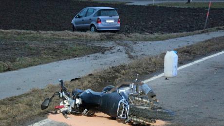 Zwischen Unterbalzheim und Dietenheim kam ein Motorradfahrer auf die Gegenspur. Dort stieß er mit einem entgegenkommenden Auto zusammen.  