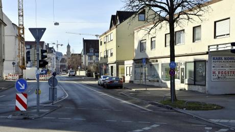 Blick in die Zollernstraße in Oberhausen. Hier könnten in den kommenden Jahren fünf neue Kitas entstehen, auch auf dem Areal rechts im Bild, das zuletzt unter anderem eine Autolackiererei beheimatete.