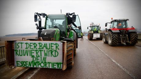 Bauernprotest - Bauern protestieren mit Ihren Traktoren - Traktor - Blockade an der Autobahn A8 bei Elchingen

Alexander Kaya
Redaktion
Neu-Ulmer Zeitung
+49 731 7071-30


