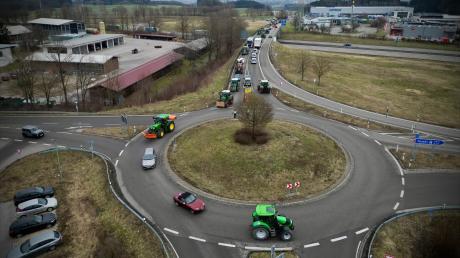Bauernprotest im Kreis Neu-Ulm: Landwirte protestieren mit ihren Traktoren an der Autobahn A7 bei Vöhringen und Weißenhorn. 