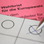 Eine Frau kreuzt einen Wahlzettel für die Briefwahl zum europäischen Parlament an. Wenige Tage vor der Europawahl verzeichnen die Kommunen in Niedersachsen eine deutlich gestiegene Zahl von Briefwahlanträgen im Vergleich zu der Wahl 2014.