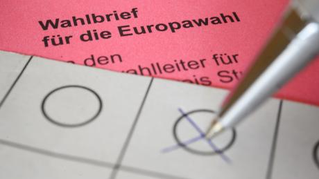 Eine Frau kreuzt einen Wahlzettel für die Briefwahl zum europäischen Parlament an. Wenige Tage vor der Europawahl verzeichnen die Kommunen in Niedersachsen eine deutlich gestiegene Zahl von Briefwahlanträgen im Vergleich zu der Wahl 2014.