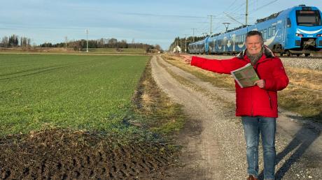 Wiedergeltingens Bürgermeister Norbert Führer zeigt, wo die PV-Freiflächenanlage entstehen soll: im Flurbereich Oberes Ried und Umgebung, zwischen A96 und der Bahnlinie München - Lindau. 