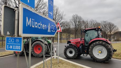Am Mittwoch blockieren Landwirtinnen und Landwirte die A8-Auffahrt in Adelzhausen Richtung München. Auch am Dasinger Bauernmarkt wird demonstriert.