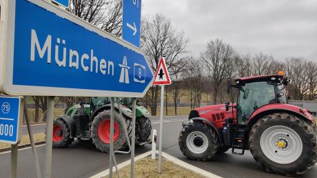 Am Mittwoch blockierten Landwirtinnen und Landwirte die A8-Auffahrt in Adelzhausen Richtung München. 