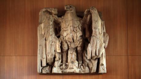 Die Adler-Skulptur aus Holz an der Wand des Gerichtssaals des Bundesverfassungsgerichts in Karlsruhe. Eine wehrhafte Demokratie ist ohne unabhängige Justiz nicht denkbar. 