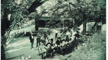 Der Maihinger Sommerkeller wurde vor dem Eingang zum Silberstollen in einem ehemaligen Steinbruch errichtet. Die Postkarte ist aus dem Jahr 1907.