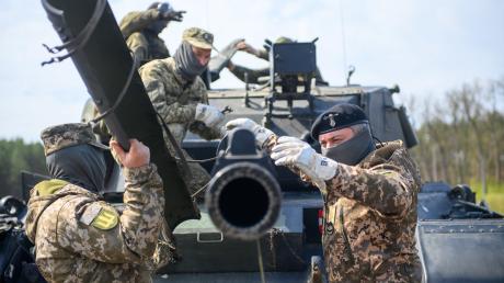 Ukrainische Soldaten arbeiten im Rahmen ihrer Ausbildung an der Panzerkanone eines Kampfpanzers vom Typ Leopard 1 A5.  