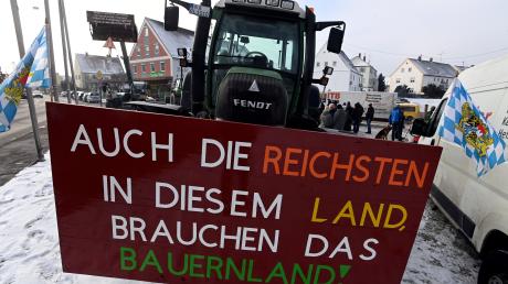 Vor wenigen Wochen hatten Landwirte in Fischach vor dem Rathaus protestiert. Bürgermeister Peter Ziegelmeier hatte damals mit ihnen gesprochen. Davon berichtete er nun im Gemeinderat.
