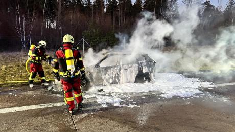 Auf der A8 brannte am Mittwochnachmittag ein BMW vollständig aus. Die Autobahn musste zwischenzeitlich voll gesperrt werden.