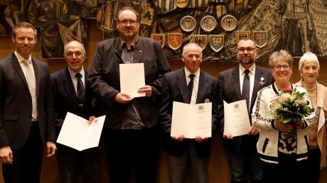 Landrat Alex Eder händigte das Ehrenzeichen des Innenministers an acht Ehrenamtliche aus, die sich seit vielen Jahren beim Bayerischen Roten Kreuz beziehungsweise beim Malteser Hilfsdienst engagieren.