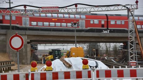 Auf der Bahnbrücke bei Binsberg rollen seit Donnerstag die Züge. Die B25 ist noch bis zum 9. Februar gesperrt.