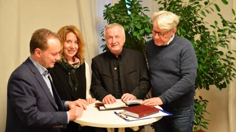 Trafen sich zu einem Gespräch über die Möglichkeiten der Lokalen Allianz Demenz in Bobingen. Bürgermeister Klaus Förster, Regina Weinkamm, Jürgen Reichert und Projektleiter Philipp von Mirbach (von links).
