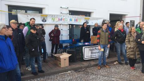 Gegen eine Kundgebung der Identitären Bewegung demonstrierte 2019 das Aktionsbündnis "Mering ist bunt" auf dem Meringer Marktplatz.