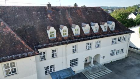 Aus der alten Schule  in Meringen soll das neue Rathaus werden.