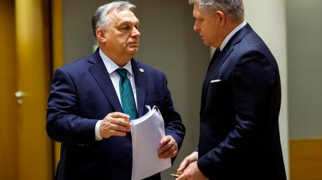 Viktor Orban, Premierminister von Ungarn, im Gespräch mit Robert Fico (rechts), Premierminister der Slowakei.
