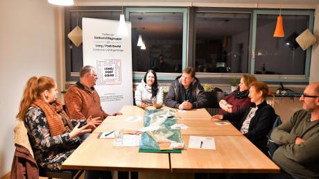 Elisabeth Knöferl (links) hat die Long-Covid-Selbsthilfegruppe gegründet. Zusammen mit Peter, Anja, Dirk, Johanna, Claudia und Lothar sprechen sie regelmäßig über ihre Erfahrungen. 