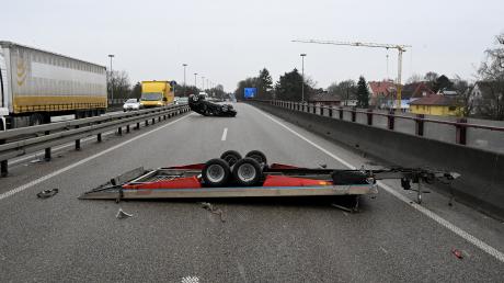Ein Auto und ein Autotransportanhänger haben die B28 in Neu-Ulm blockiert. 