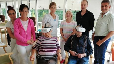 Der Krankenpflegeverein Burgau geht im Bereich der Demenzpflege neue Wege und setzt auf die Nutzung von VR-Brillen. Pflegedienstleiterin Nicole Keil (Dritte von links) und Geschäftsführer Josef Knöpfle (rechts) sind überzeugt und sehen therapeutische Ansätze.