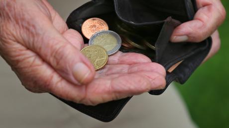 300 Euro entwendete ein Unbekannter trickreich aus dem Geldbeutel eines 88-jährigen.