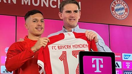 Die neue Nummer 17 des FC Bayern: Bryan Zaragoza (links, mit Sportdirektor Christoph Freund) wird gegen Mönchengladbach schon im Kader der Münchner stehen.