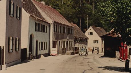 Eine Aufnahme der Donauwörther Straße in den 1950er Jahren mit der Firma Löw & Zink mit Tankstelle (rechts) und der Gaststätte Zur Traube auf der linken Seite.