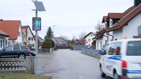Die Smiley-Geschwindigkeitsmessanlagen in der Lechstraße in Scheuring erhält einen zusätzlichen Text.