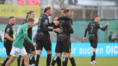 Philipp Maier lässt sich von seinen Mitspielern feiern. er erzielte den Ulmer Treffer beim 1:1 in Lübeck.