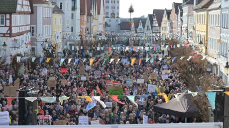Für Demokratie - jetzt - gegen Haas und Hetze: Unter diesem Motto sind am Samstagnachmittag 2000 Menschen auf dem Marktplatz in Günzburg zusammengekommen.