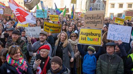 Rund 25.000 Menschen nahmen am Samstagnachmittag an der Demo "Augsburg gegen Rechts" teil. Es war wohl die größte Demo der vergangenen Jahrzehnte in der Stadt.