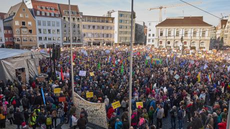 Die große Kundgebung auf dem Rathausplatz "Augsburg gegen Rechts" zog Anfang Februar um die 25.000 Teilnehmer an. 