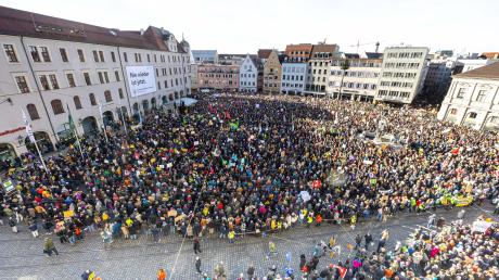 Augsburg, Rathausplatz: Rund 25.000 Menschen demonstrierten dort am Samstag  gegen Rechtsextremismus.