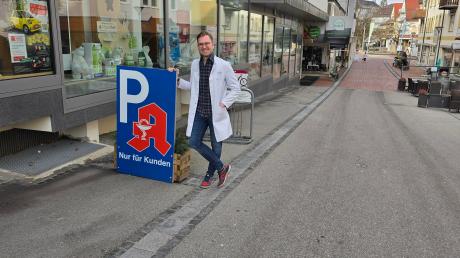 Julian Wagner auf dem Parkplatz vor seiner Apotheke, der einigen Mitgliedern des Stadtrates sauer aufstößt.