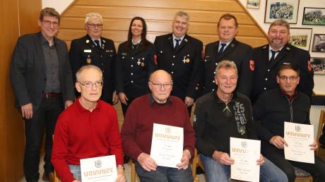 Bei der Feuerwehr Unterknöringen wurden treue Vereinsmitglieder geehrt.