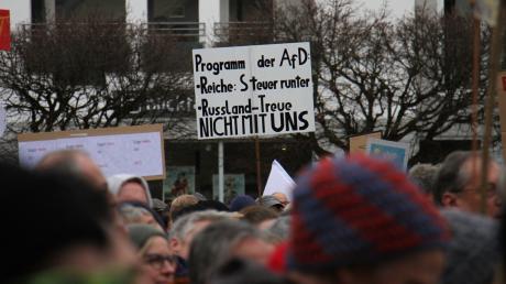 Bei der Demo "Aufstehen gegen Hass und Rassismus" kamen in Neuburg über 2000 Menschen zusammen. Auf Plakaten und Bannern plädierten sie für Vielfalt und Demokratie.